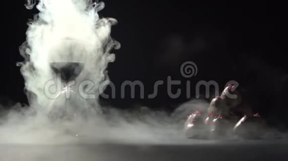 烟雾倾泻在浆果金字塔附近的沙漏上视频的预览图
