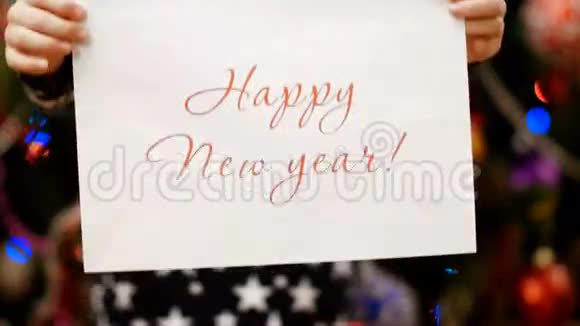 两个孩子手里拿着一张纸祝贺新年快乐视频的预览图