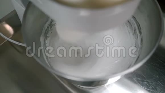 在搅拌机中蛋清被打成厚厚的一团视频的预览图