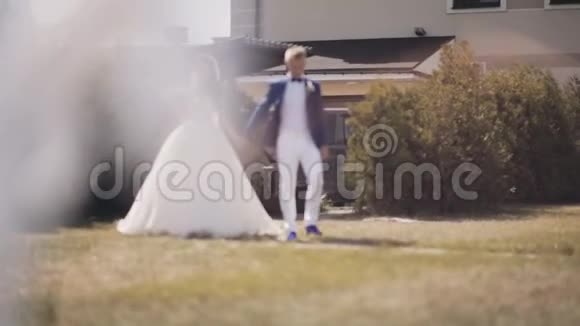 美丽的新婚夫妇在大自然中散步新郎亲吻他的新娘新婚之日快乐的男人和女人视频的预览图
