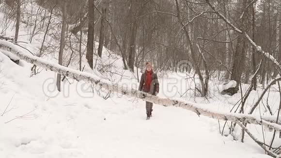 在森林里散步的女人视频的预览图