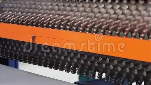用于泡沫橡胶切割的机器生产床垫的工厂用于泡沫橡胶的平面切割的机器视频的预览图