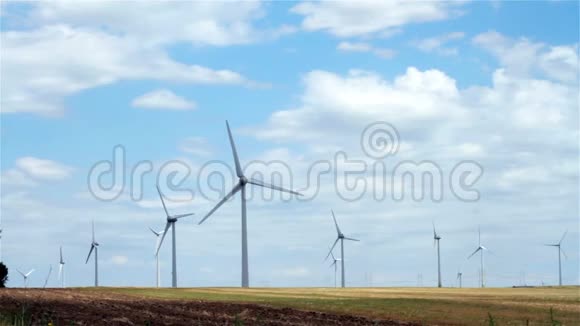 绿色草地与移动风力涡轮机视频的预览图