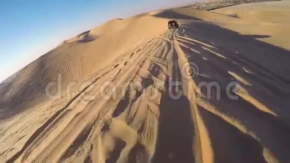 沙漠狩猎与4wd视频的预览图