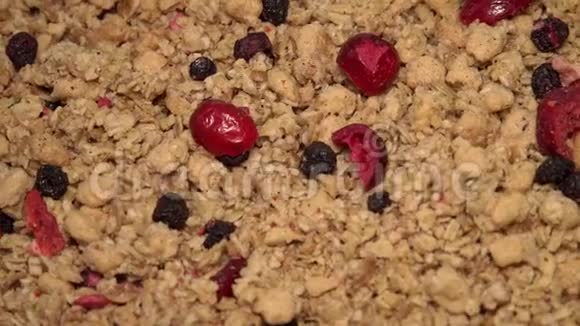 带有浆果旋转的格兰诺拉健康早餐和超级食品视频的预览图