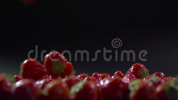 几颗浆果落在草莓上视频的预览图