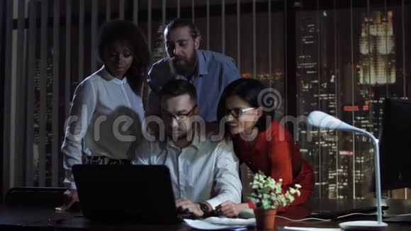 在笔记本电脑上微笑的办公室团队视频的预览图