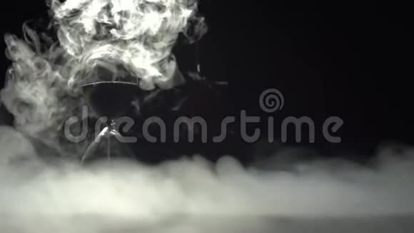 烟雾在沙漏周围的空气中溶解视频的预览图