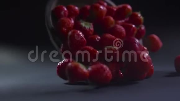 浆果从倒碗里滚下来视频的预览图