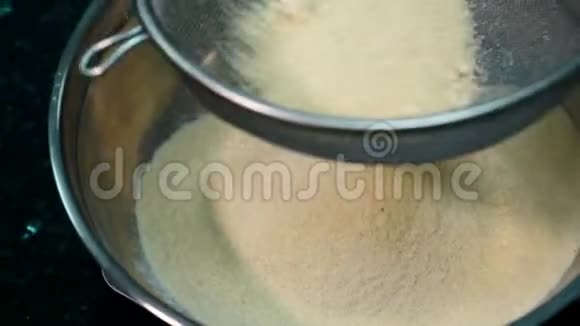 小麦粉在做蛋糕之前要用螺栓固定在筛子上视频的预览图