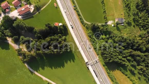 公路山路空中乡村森林视频的预览图