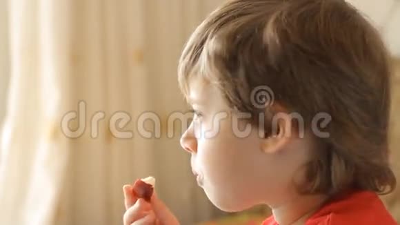 男孩在吃苹果视频的预览图