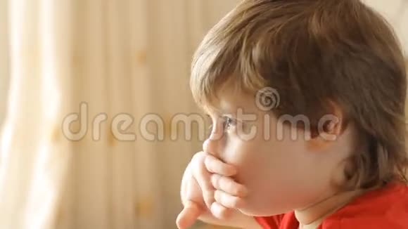 男孩在吃苹果视频的预览图