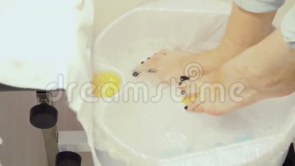 女人用腿洗澡按摩她的脚视频的预览图