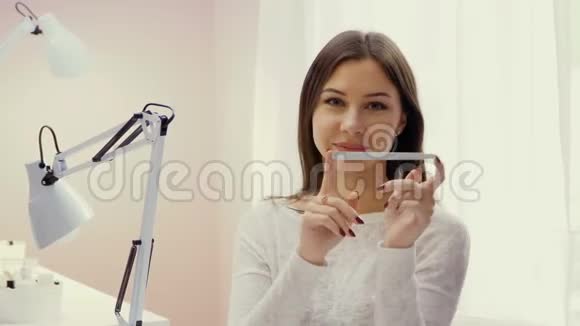 女人用指甲锉做指甲视频的预览图