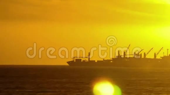 日落时分的船只视频的预览图