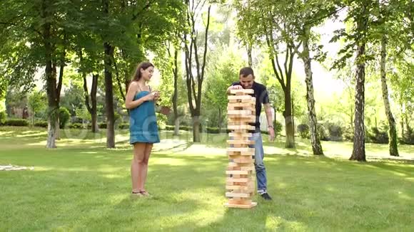 两个人玩大游戏塔瀑布视频的预览图