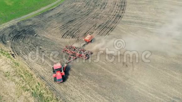 田里的拖拉机空中观景健康食品生产理念视频的预览图
