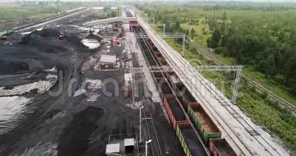 带货车的货运列车和带煤的站立列车的鸟瞰UHD4K视频的预览图