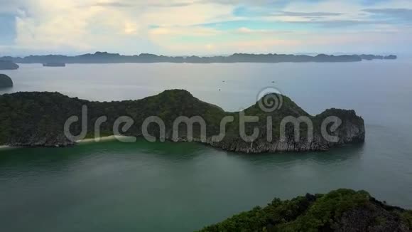 大洋湾鳄鱼形状长岛上空的蛙泳视频的预览图