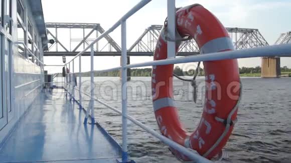 救生圈河船视频的预览图