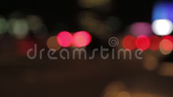 伦敦一条街的夜景视频的预览图