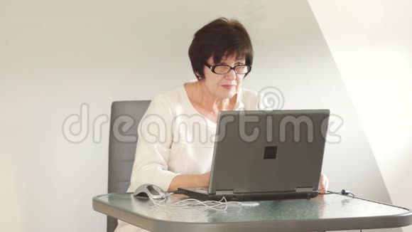 一个商务妇女在办公室聊天她看着电脑显示器愤怒地皱眉业务分析员视频的预览图