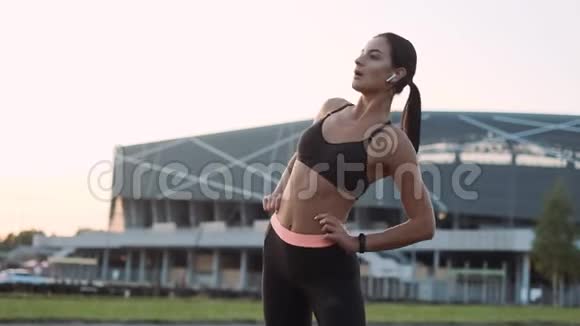女孩做肌肉伸展运动户外运动视频的预览图