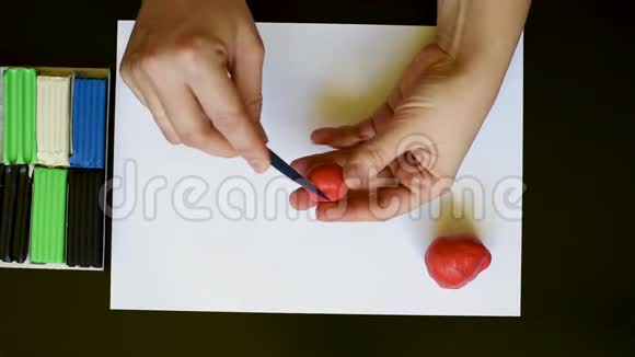 造型用塑料成人和儿童手工劳动双手放在白色背景上视频的预览图