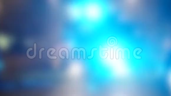 一辆消防车闪烁的蓝灯背景模糊视频的预览图