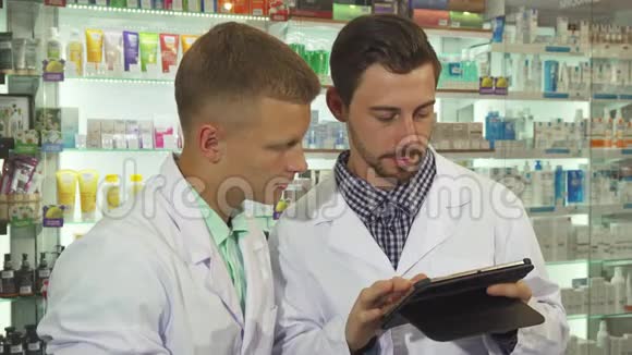 两个药剂师在工作时用平板电脑视频的预览图