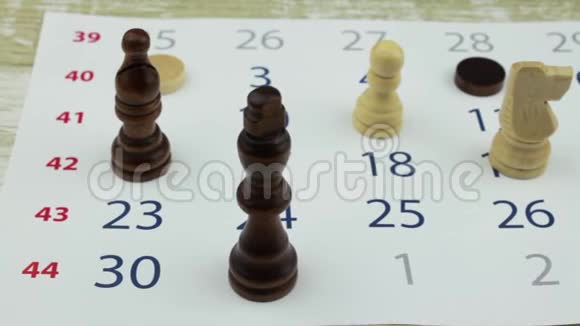 在空白日历表上的国际象棋视频的预览图