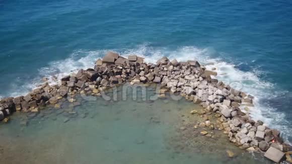索伦托的一个清澈的蓝色海湾一圈岩石视频的预览图