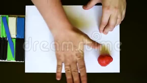 造型用塑料成人和儿童手工劳动双手放在白色背景上视频的预览图