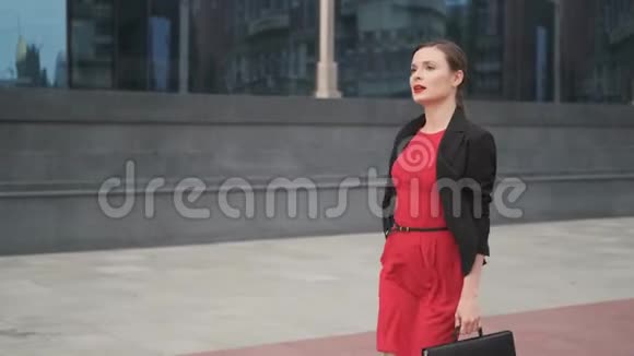 成功自信的女商人穿着红裙子视频的预览图