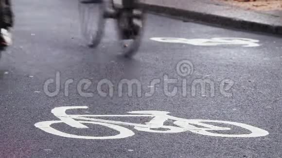 骑自行车的人骑在泰晤士河畔伦敦繁忙的自行车道上视频的预览图