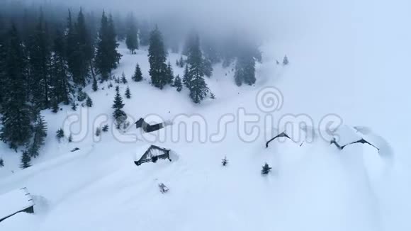 山顶积雪覆盖的小屋视频的预览图