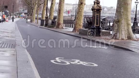 骑自行车的人骑在泰晤士河畔伦敦繁忙的自行车道上视频的预览图