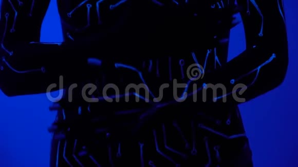 一个穿着紫外线灯的女孩在夜总会里以微电路的形式画体画音乐视频的预览图