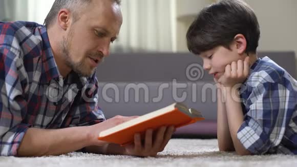 父亲读学前儿童有趣的故事书共度时光视频的预览图