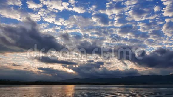 阴云密布的爱琴海02年秋季日出视频的预览图