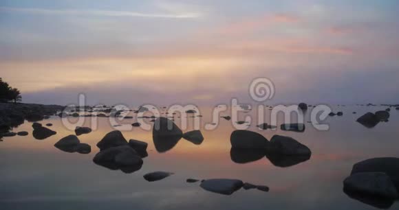 海上美丽温暖的日落视频的预览图