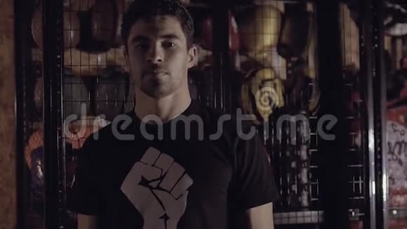 一个积极锻炼的拳击手的肖像视频的预览图