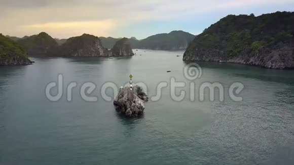 在海湾有危险标志的大型石头上旋转视频的预览图