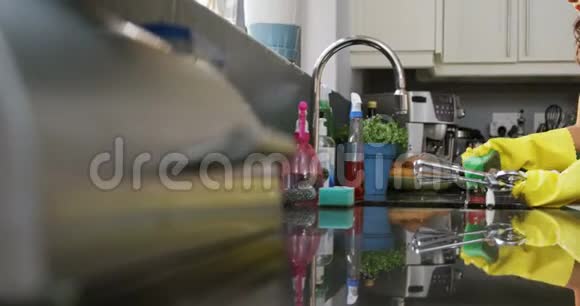 厨房里的女洗衣器具视频的预览图