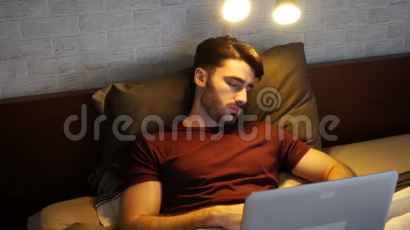 年轻人在电脑前醒来视频的预览图
