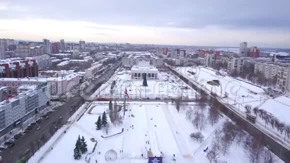 城市的空中覆盖着雪剪辑俄罗斯冰雪覆盖城市的俯视图视频的预览图