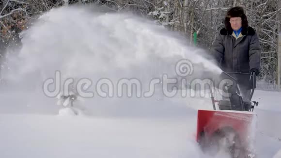 男子清雪除雪机背景冬季森林视频的预览图