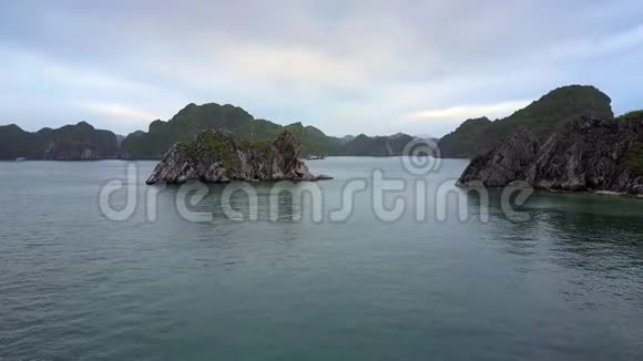 靠近落基小岛之间的Azure水视频的预览图