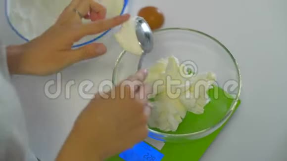 女人的手把植物油倒进搅拌机女人的手把黄油放进透明的碗里视频的预览图